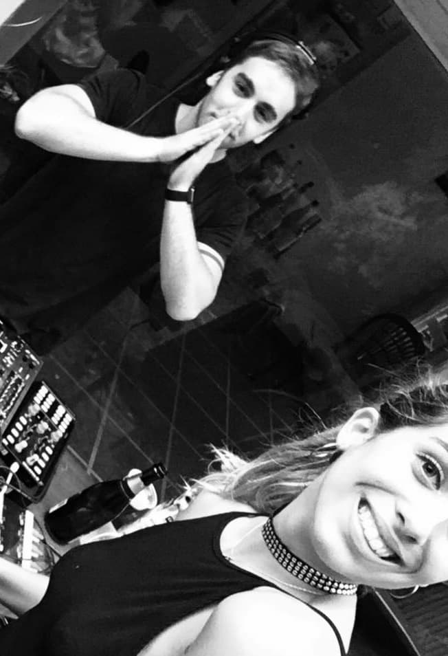 Marcos en la cabina de DJ y Pilar de selfie en primer plano