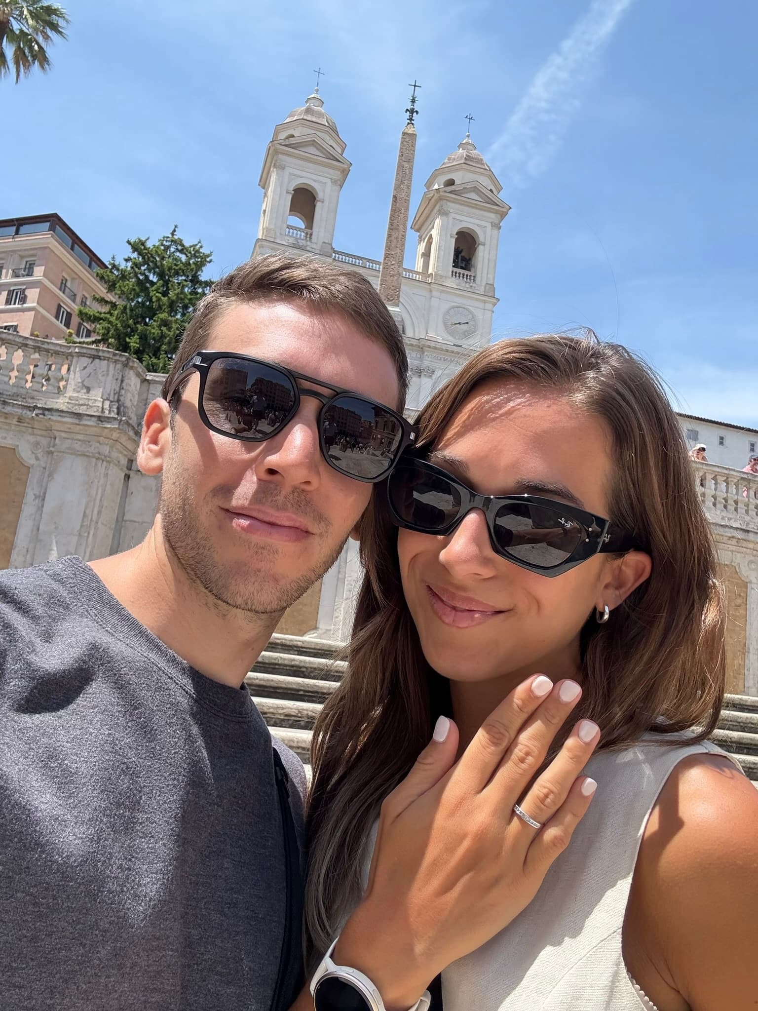 Selfie de Pilar y Marcos en la Piazza di Spagna mostrando el anillo de compromiso